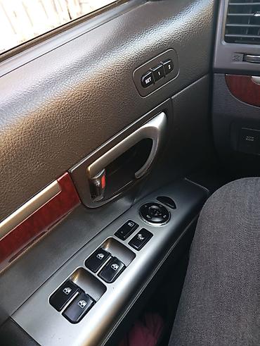 eco spirt: Hyundai Santa Fe – ağ rəngli, 4WD krossover/SUV. Əsas xüsusiyyətlər — 8
