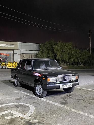 VAZ (LADA): VAZ 2107, qara rəng, sedan kuzov. Texniki xüsusiyyətlər: - Benzin — 1