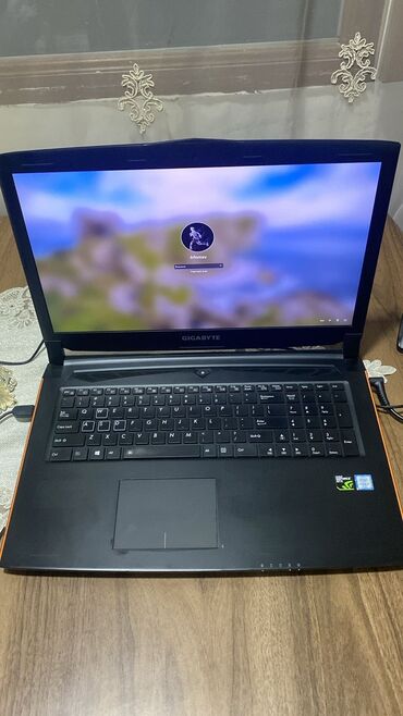 Настольные ПК и рабочие станции: Intel Core i7, 16 ГБ ОЗУ, 17.3 "