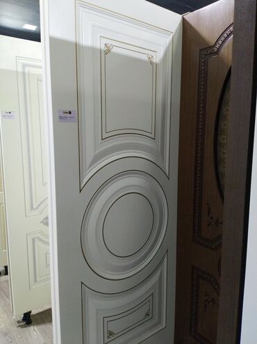 Seyflər: Ağ rəngli, klassik üslubda qapı. Dekorativ elementlərlə bəzədilmişdir