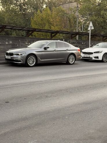 тез арада сатам: Срочно срочно!!! BMW 5 Series (G30) седан, серый металлик (мокрый