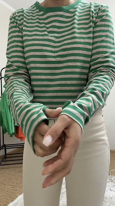 Блузки: - Универсальная база: сочетается с лонгсливами, свитерами и рубашками — 6