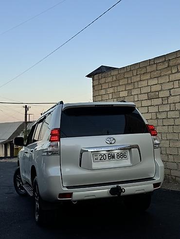 Toyota: Toyota Land Cruiser Prado – ağ rəngli, 5 qapılı SUV. Xüsusiyyətlər: - — 4