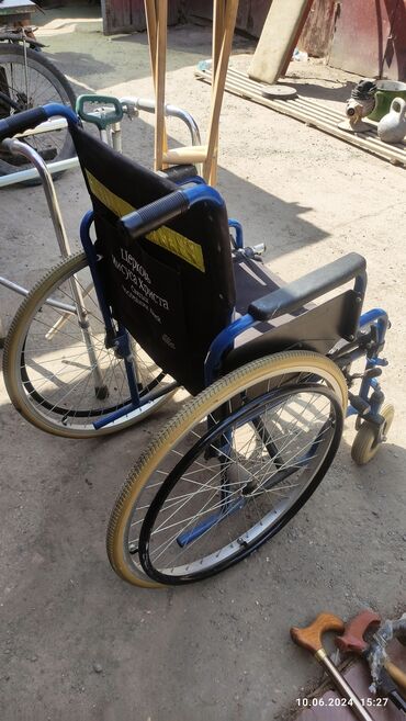 Инвалидные коляски: Продаю инвалидную коляску в комплекте с костылями,ходунками,с тростью