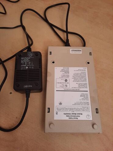 Druga oprema za računare i laptopove: Stari retro modem i adapter za kompjuter.

Nepoznato stanje — 13