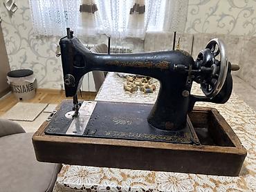 Qədim tikiş maşınları: Antik tikiş maşını – taxta əsaslı, mexaniki (əl qolu ilə işləyən) — 8