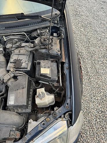 Унаа сатуу: Mazda 323: 1999 г., 1.6 л, Кол менен иштөөчү, Бензин, Седан — 6