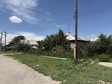 Продажа коттеджей и домов: 🏡 Продаётся дом в г. Каракол! 📍 Адрес: ул. Московская, угловой — 12