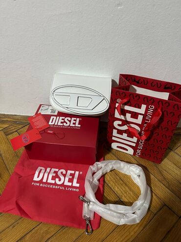 Tašne: Nova Diesel torbica sa etiketom.
Dostupna u crnoj i beloj boji