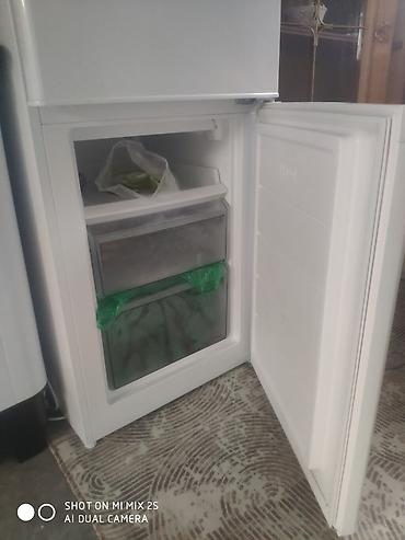 mini refrigerator: Двухкамерный холодильник белого цвета с нижней морозильной камерой — 2