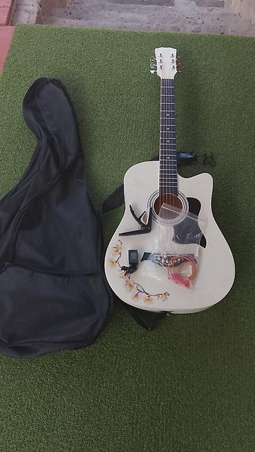 Гитары: Акустическая гитара с вырезом (cutaway), цвет корпуса — белый с — 10