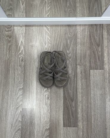 Basanoşka və səndəllər: Ölçü: 38, rəng - Bej, İşlənmiş