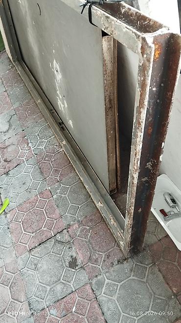 Giriş qapıları: Salam Dəmir qapı hündürlüyü 2m eni 85sm. Çərçivəsidə var. Qapı köhnə — 1