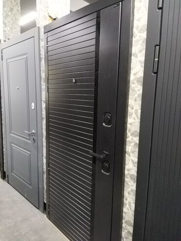 qapi ruckalari: Tünd boz rəngdə metal giriş qapısı möhkəm və dayanıqlı quruluşa