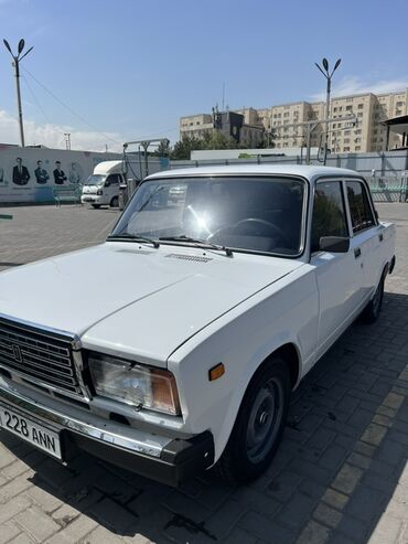запорожец машина: Классический седан ВАЗ-2107 белого цвета, известный своей надежностью