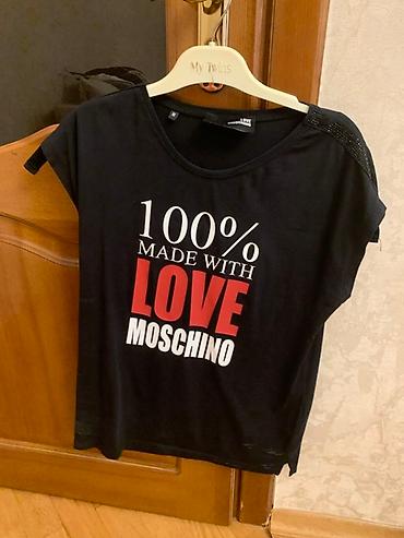 mayka turkce: Moschino brendinin qara rəngli qısaqol köynəyi, ön hissəsində iri — 2
