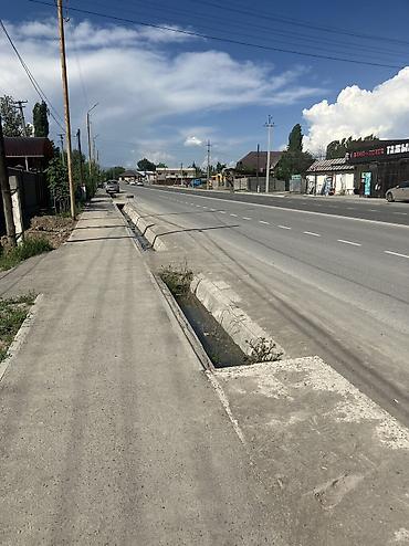 Недвижимость: Продаю дом под бизнес биринчи линиядан 10 сотик жаны базардын жанында — 1