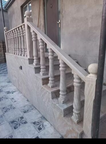 Pilləkən məhəccərləri: Ağ rəngli, müxtəlif formalı və ölçülü dəmir-beton sütunlar. Bu — 30