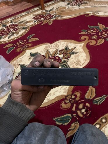 Maqnitofonlar: Bosch avtomobil maqnitofonu (head unit) üçün əsas blok və metal montaj — 5