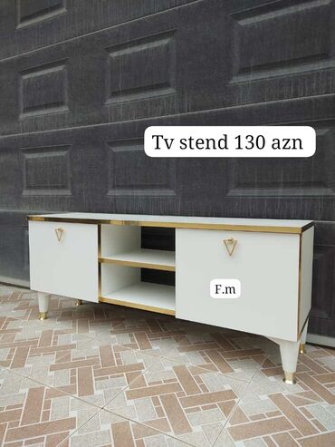 TV altlığı: Yeni, Düz TV altlığı, Polkalı, Laminat