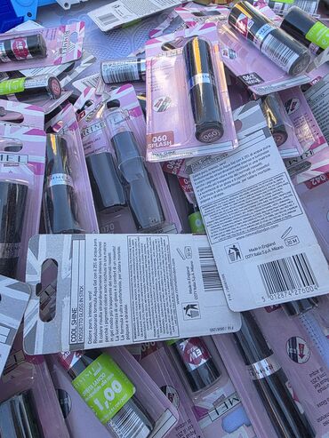 Šminka: Kozmetički set – brendirani proizvodi za usne i oči - Ruževi za usne — 10