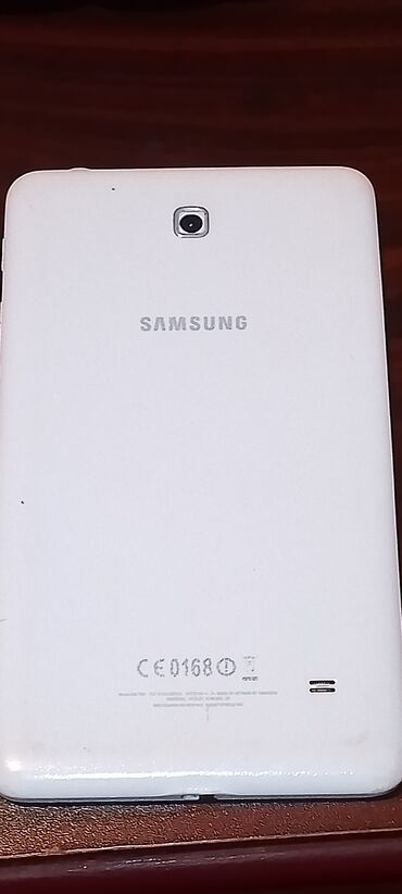 Modemlər və şəbəkə avadanlıqları: Samsung planşet – ağ rəngdə korpus, arxa tərəfdə kamera və “SAMSUNG”