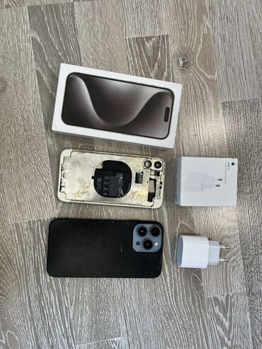 adapter iphone: Iphone 11 korpusu,ekran işlek veziyetdedi çat yoxdu, platasında