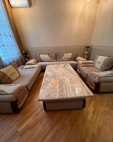 kohnə divan: Divan kireslo tecili satılır Qiymet 1000 azn.Ünvan. İcəri şəhər — 1