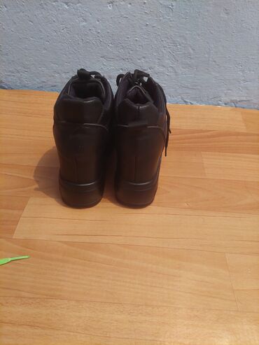 женские кроссовки nike shox: Qara rəngli qadın ayaqqabısı - Model: yüksək boğazlı, klassik