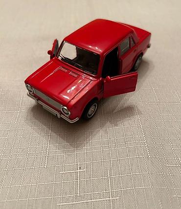 Avtomobil modelləri: Ağ rəngli mini model avtomobil – SUV tipli, realistik detallarla. - — 7