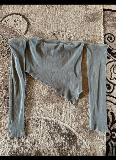 İnformatika: Bershka crop. Cox az geyinilib. M razmerdi