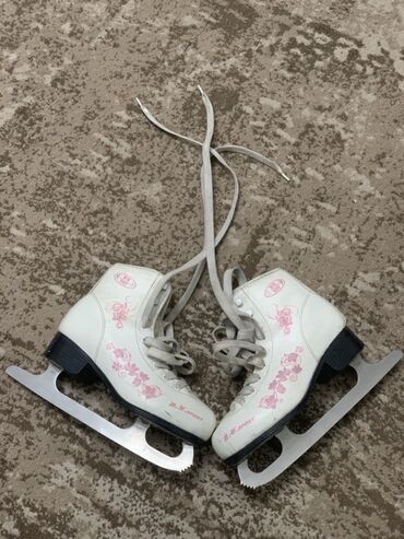 Коньки: Продам 2конька синие размер 37 в среднем состоянии с Москвы Белые — 9