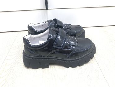 Детская обувь: Черные лакированные туфли для детей от 9 лет с массивной рифленой — 5