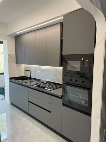 Mətbəx mebeli: Ağ rəngli, müasir dizaynlı mətbəx mebeli dəsti. Dolablar quraşdırılıb — 11