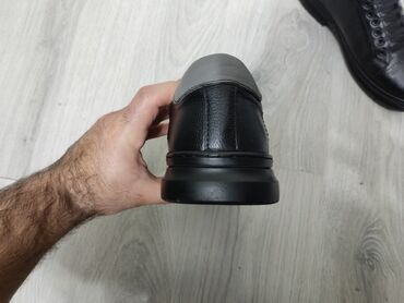 Ayaqqabılar: Casual ayaqqabi. Almaniyadan 62 avroya alinib. Original deridir — 2