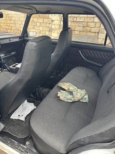 VAZ (LADA): LADA klassik model (sedan) – ağ rəngli, ön hissədə yerləşən benzin — 9