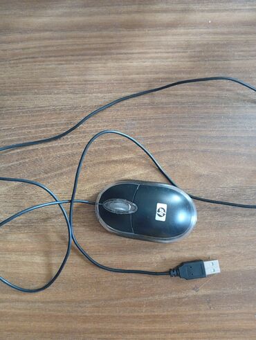 Mauslar: HP markalı, USB qoşulmalı optik siçan. Qara rəngli üst hissəsi və