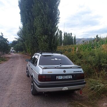 срочно продаю в связи с переездом: Volkswagen Passat: 1993 г., 1.8 л, Механика, Бензин, Седан
