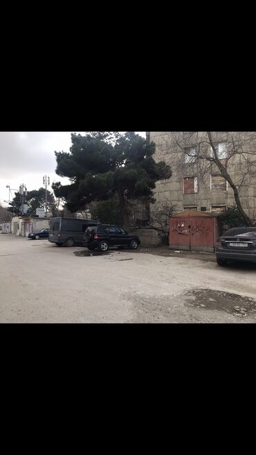 Qaraj satılır: Qaraj Arendaya verilir 4 mkrayonda ecemi metrosuna yaxinliqinda Moto
