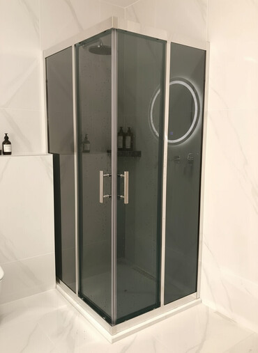 qapi tutacaqlari: Kvadrat formalı, tünd şüşəli duş kabinəsi. Gümüşü rəngli metal