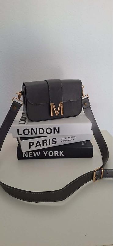 Torbe: Ženska crossbody torba sa metalnim slovom “M” - Model: pravougla — 8