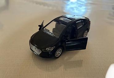 stacktrack oyuncaq dəsti: Qara rəngli Toyota Prius miniatür modeli - Miqyas: təxmini 1:32 — 6