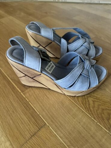 tek qaş üzük: Mavi rəngli qadın sandaleti – platformalı, taxta görünümlü aşırmalı