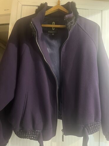 женские бесшовные бюстгальтеры: Bənövşəyi rəngli qadın kurtkası/jaket - Model: qısa kəsim, fermuarlı
