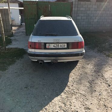 домкраты на авто: Серебристый универсал Audi 80 Avant с характерным дизайном задней