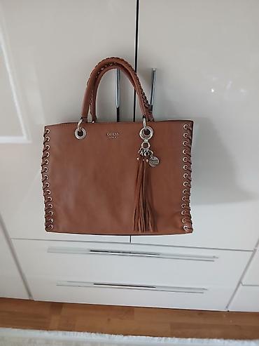 Torbe: GUESS torbe – dve modele 1) Siva torba sa monogram printom - — 4