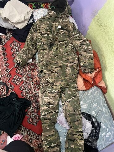 платье теплое: Предлагается зимний комбинезон с камуфляжным принтом, предназначенный