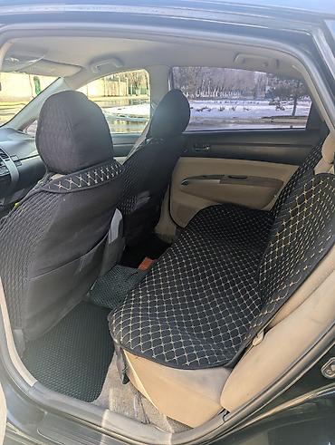 Другие детали салона: Toyota Prius — гибридный хэтчбек (салон) Особенности и оснащение: - — 4