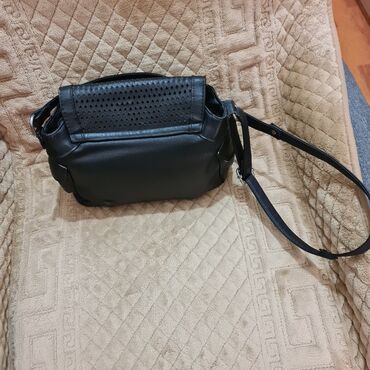 Kompleti: Dva ženska komada odeće – majica i pantalone. Majica: - Kratki rukavi — 9