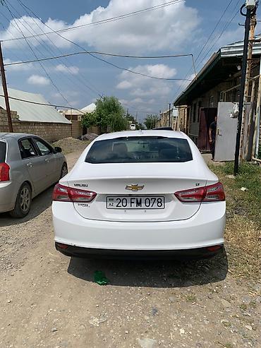 guzgu: Chevrolet Malibu sedan – ağ rəng Əsas xüsusiyyətlər: - Kuzov: 4 — 9